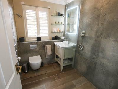 CONTEMPORARY SHOWER ROOM